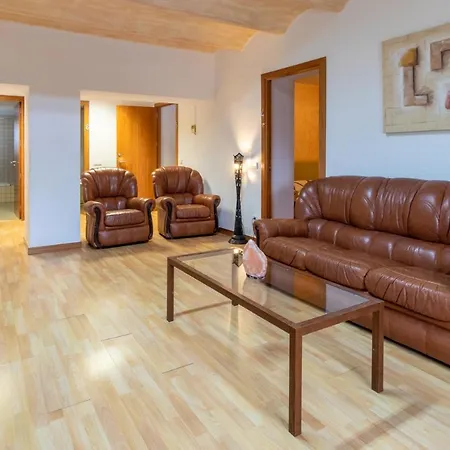 Сasa de vacaciones Buganto Amplia Casa Con Piscina Y Jardin Llambillas